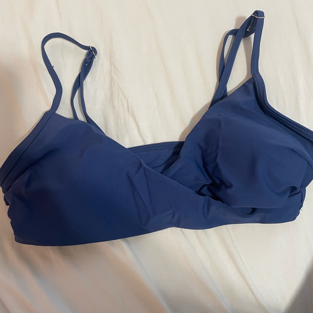 NWOT Blue twist bikini top!!